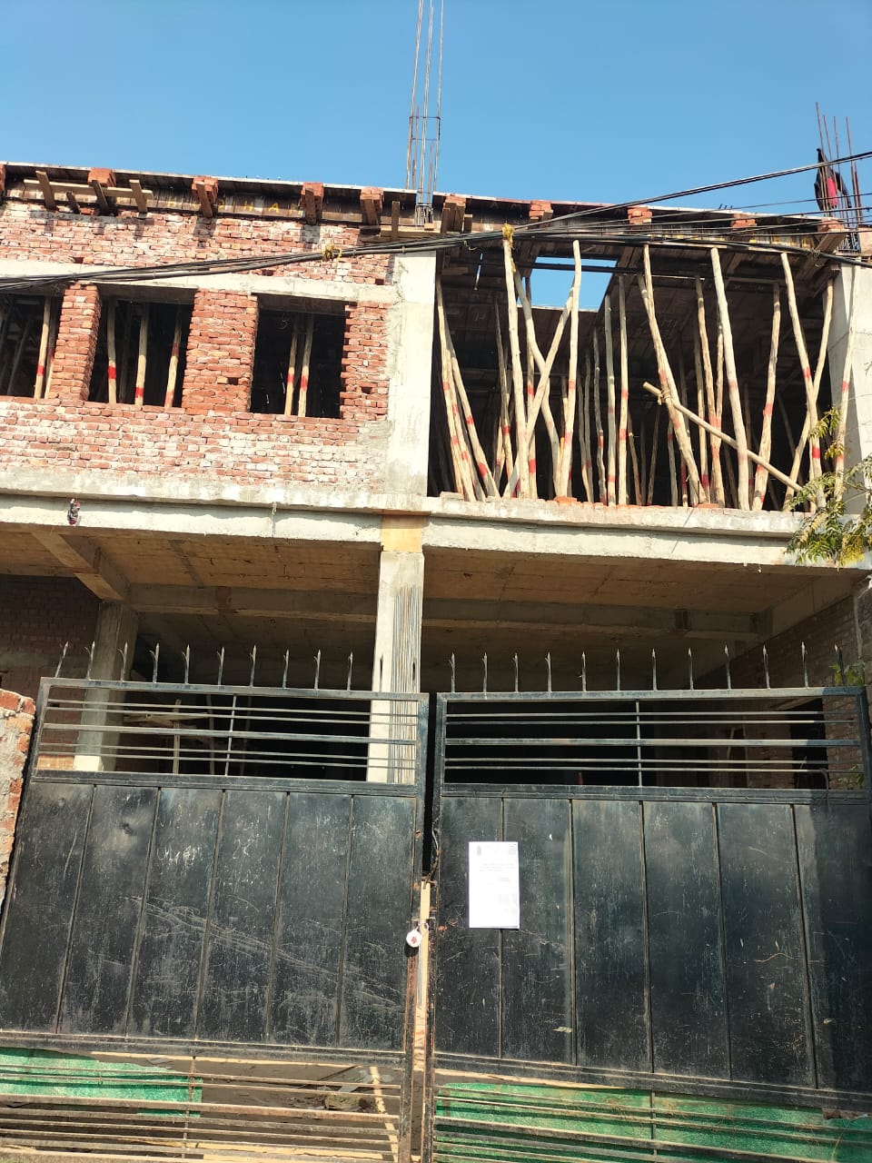 नगर निगम कमिश्नर ने शहर में भवनों के निर्माण का निरीक्षण किया, दो भवनों को किया सील